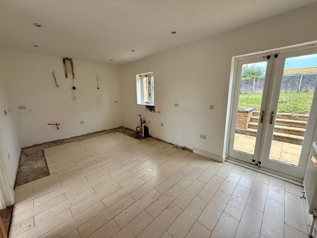 Lot: 62 - THREE-BEDROOM TERRACE HOUSE - Kitchen